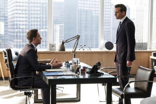 Bild 1 von 2: Mikes (Patrick J. Adams, l.) und Harveys (Gabriel Macht) Beziehung ist über die Jahre gereift. Sie sind beruflich erfolgreich, aber emotional distanzierter als früher.