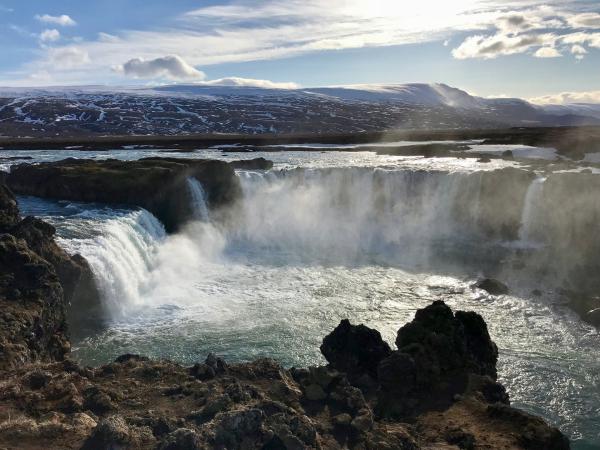 Bild 1 von 9: Am Goðafoss stürzt das Wasser auf einer Breite von fast 160 Metern in die Tiefe.