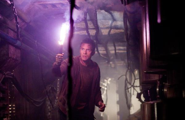 Bild 1 von 8: Niemand ahnt, dass der Arzt Edwin (Topher Grace) keineswegs so sanftmütige ist, wie es scheint ...