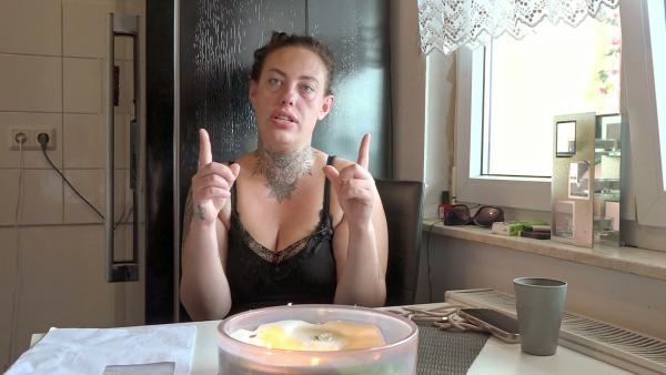 Bild 1 von 4: Janine plagen seit geraumer Zeit Probleme mit dem Bauch. Genauer, mit ihrer Bauchschürze, die sie nicht nur optisch belastet, sondern ihr auch immer wieder Schmerzen bereitet und sie bei Bewegungen einschränkt. Deshalb versucht die Zwillingsmama eine krankenkassenfinanzierte Bauchstraffung zu bekommen.