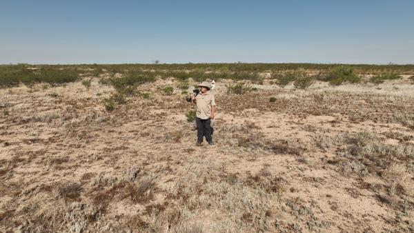 Bild 1 von 4: Der Geologe und UfO-Enthusiast Frank Kimbler sucht in der Wüste New Mexikos nach Überresten abgestürzter Ufos.