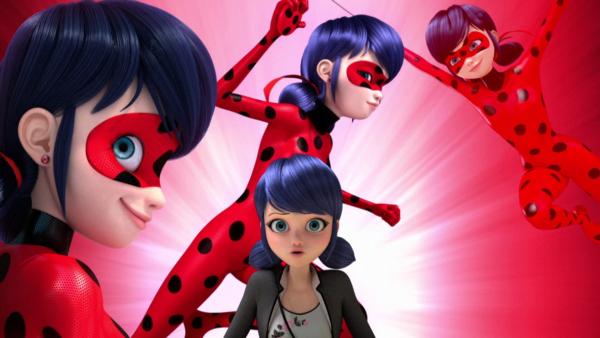 Bild 1 von 5: Lila ist wieder da und die ganze Klasse freut sich über ihre Rückkehr - bis auf Marinette, die sich sicher ist, dass Lila eine Hochstaplerin ist. Auch Adrien hat sie inzwischen durchschaut, was bei Lila zu großem Kummer führt. Hawk Moth nutzt Lilas Frust, um sie zu akumatisieren: sie kann sich fortan wie ein Chamäleon in denjenigen verwandeln, den sie küsst - und sie schafft es tatsächlich, Cat Noirs Gestalt anzunehmen. Nun ist Lila als Cat Noir hinter Ladybug her und will ihr den finalen Kuss geben.
