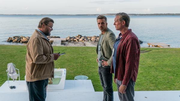 Bild 1 von 6: Svend (Peter Gantzler, l.) war als erstes am Tatort und berichtet seinen Kollegen Dan (Peter Mygind, r.) und Flemming (André Babikian, M.) von den bisherigen Erkenntnissen.