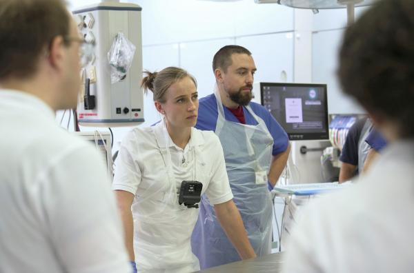 Bild 1 von 4: Krankenhauspersonal im Schockraum der Unfallklinik Ludwigshafen