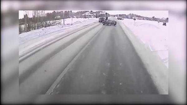 Bild 1 von 3: Eine eisige Fahrbahn kann waghalsige Fahrer ins Schleudern und andere Straßenverkehrsteilnehmer in Gefahr bringen.