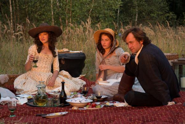 Bild 1 von 8: (v.l.n.r.) Caroline von Beulwitz (Hannah Herzsprung); Charlotte von Lengefeld (Henriette Confurius); Friedrich Schiller (Florian Stetter)