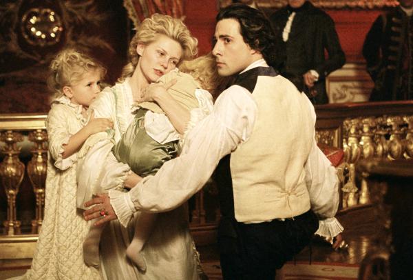 Bild 1 von 5: Eine aufgebrachte Menge belagert das Schloss Versailles: Marie?Antoinette (Kirsten?Dunst, 2.v.l.) weigert sich, zu fliehen, und bleibt bei Louis?XVI. (Jason?Schwartzman, r.).