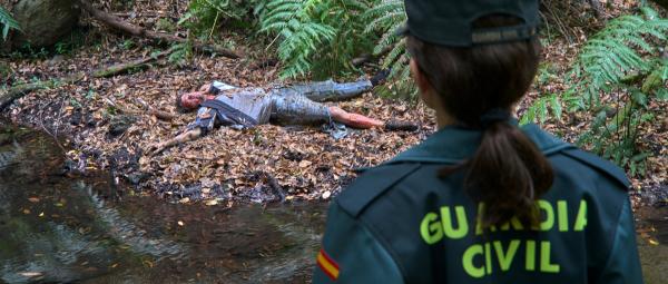 Bild 1 von 13: Der ungelöste Fall: Ruth Anglada (Verónica Echegui) findet die Leiche von Iván (Lucas Mastrogiuseppe) in den Wäldern La Gomeras.