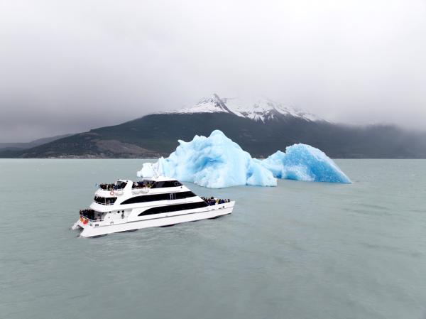 Bild 1 von 4: Unterwegs auf dem Lago Argentino: Die blauen Eisberge sind eine beliebte Touristenattraktion - für die Ausflugsboote jedoch nicht ungefährlich.