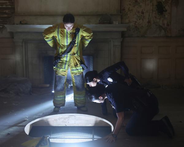 Bild 1 von 3: Feuerwehrfrau Kayla (Melissa Marty, l.), Officer Celina Juarez (Lisseth Chavez, M.) und Officer Lucy Chen (Melissa O'Neil, r.) leisten Bailey Nune seelischen Beistand, nachdem sie in eine Falle geraten ist.