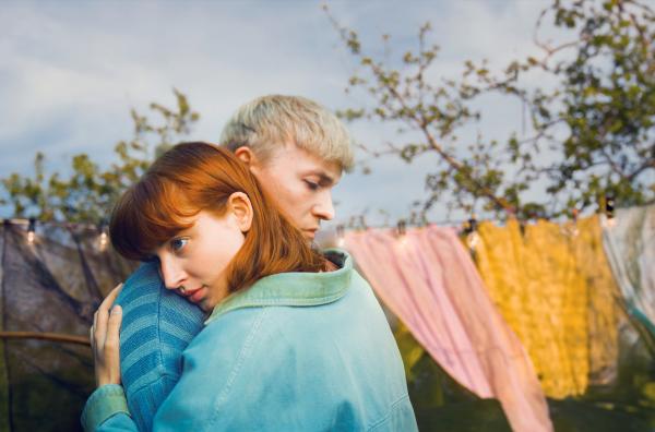 Bild 1 von 4: Gwen (Sina Genschel) und Adam (Julius Nitschkoff) öffnen ihre Beziehung und geraten in einen Strudel aus unerwarteten Gefühlen.