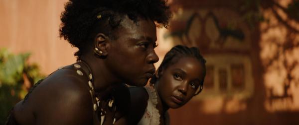 Bild 1 von 10: Nanisca (Viola Davis, l.); Nawi (Thuso Mbedu, r.)
