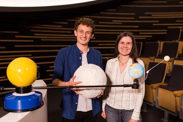 Bild 1 von 6: Julian und Astrophysikerin Carolin checken im Planetarium, warum der Mond leuchtet.
