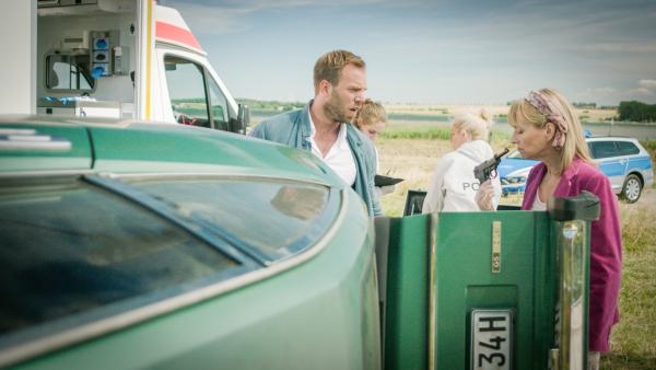 Bild 1 von 7: Roswitha (Silke Matthias, r.) und Lars Pöhlmann (Dominic Boeer, l.) staunen nicht schlecht: Im Kofferraum des Opfers Jan Lehmann liegt eine vor kurzem abgefeuerte Wehrmachtspistole und eine blutverschmierte Decke. Doch von wem stammt das Blut auf der Decke? Denn Jan Lehman hat keine offenen Wunden vom Unfall davon getragen. Ist Jan Lehmann auf der Flucht gewesen, weil er auf jemanden geschossen hat?