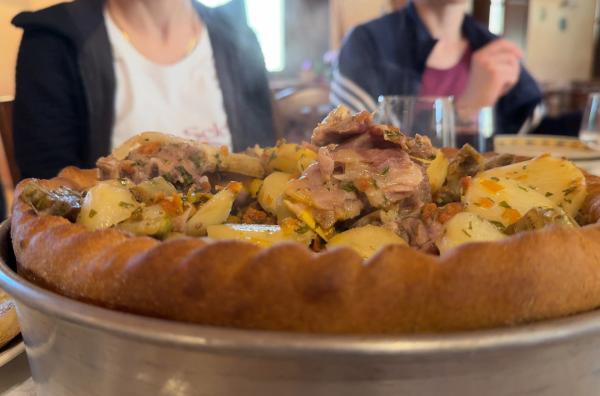 Bild 1 von 2: Eine krustige ?Schatulle? aus Hartweizenteig, gefüllt mit Gemüse und Fleisch: die sardische Panada