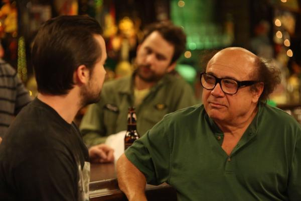 Bild 1 von 7: (v.l.n.r.) Mac (Rob McElhenney); Charlie Kelly (Charlie Day); Frank Reynolds (Danny DeVito)