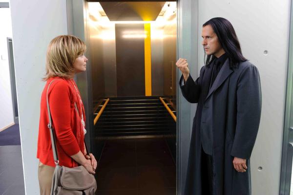 Bild 1 von 19: Er ist der Tod (Christoph Maria Herbst, r.) - und Jela (Annette Frier, l.) steht auf seiner Liste. Doch die lebenslustige junge Frau denkt nicht im Traum daran, sich widerspruchslos hinzugeben. Den Geburtstag ihrer Tochter in sechs Wochen will sie auf jeden Fall noch erleben ...