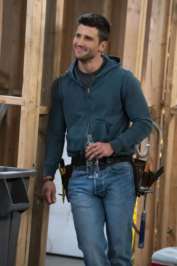 Bild 1 von 16: Riley (Parker Young)