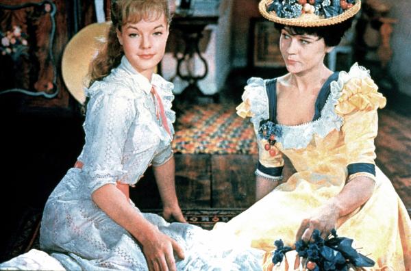 Bild 1 von 4: Die beiden Freundinnen Mizzie Schlager (Sophie Grimaldi, re.) und Christine Weiring (Romy Schneider, li.) schmieden Pläne für das Picknick mit Fritz und Theo.