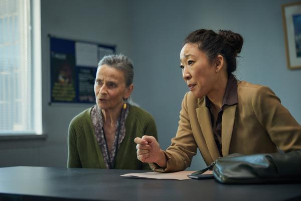 Bild 1 von 5: Eve (Sandra Oh, r.) muss ihrem Instinkt vertrauen und entschließt sich, die Zeugin mit Unterstützung von Ethel Rubynovitch (Ania Marson, l.) auf eigene Faust zu verhören. Was Eve dabei erfährt, überrascht sie sehr.