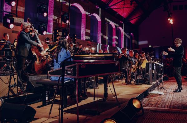 Bild 1 von 1: In der Reihe Heimspiel trifft die SWR Big Band regelmäßig auf hochkarätige Künstlerinnen und Künstler aus dem Sendegebiet. Im März war Olivia Trummer (Klavier) der Überraschungsgast. Die Stuttgarter Pianistin und Komponistin ist bekannt für ihren tänzerischen Sound, mit dem sie zwischen Jazz und Klassik eine Brücke schlägt. Doch Olivia Trummer ist auch eine vielseitige Sängerin und Songwriterin.