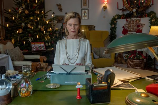 Bild 1 von 15: Marlene von Osterburken (Leslie Malton) ist eine bekannte Groschenromanautorin. Doch beim Schreiben des Endes ihres neuen Buches gerät sie emotionales Dilemma.