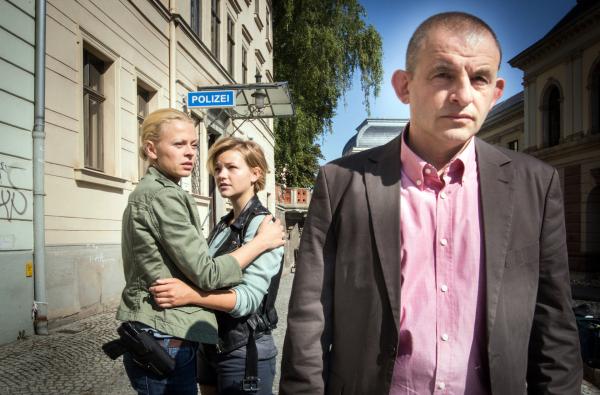 Bild 1 von 4: ist enführt worden, Kristina Katzer (Isabell Gerschke, l.) und ihre Tochter Jule (Anna Krajci, M.) sind in größter Sorge. Kann der Entführungsspezialist Marc Meisterfeld (Dominique Horwitz, r.) Hundt aus den Händen der Entführer befreien?