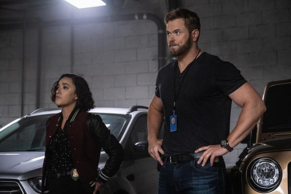 Bild 1 von 15: Hana Gibson (Keisha Castle-Hughes, l.); Kenny Crosby (Kellan Lutz r.)
