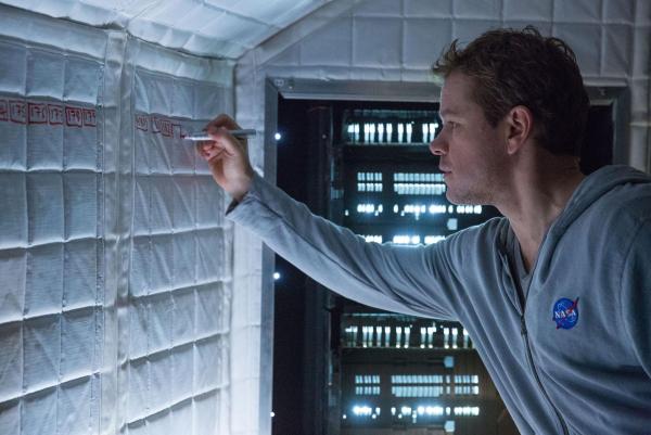 Bild 1 von 10: Täglich führt Mark Watney (Matt Damon) ein Video-Logbuch und baut nach und nach alle Systeme wieder auf, die der Sturm beschädigt hatte. Unterdessen lässt Vincent Kapoor, der Leiter der Mars-Missionen, über einen Beobachtungssatelliten die Unfallstelle beobachten - und muss so erkennen, dass er einen lebenden Astronauten alleine auf dem Mars zurückgelassen hat ...