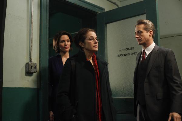 Bild 1 von 3: (l-r) Alana De La Garza as A.D.A. Connie Rubirosa, Debra Winger as Martha Woodside,   Linus  Roache as Executive A.D.A. Michael Cutter -- NBC