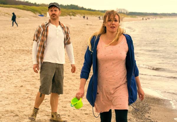 Bild 1 von 12: Torben Minrath (Marc Ben Puch, l.); Stefanie Minrath (Alwara Höfels, r.)