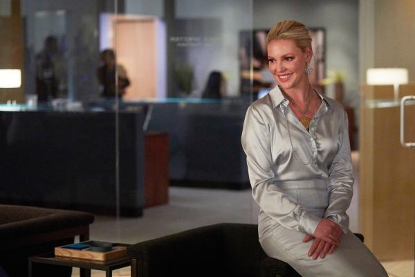 Bild 1 von 3: Mit Samanthas Eintritt in die neu fusionierte Kanzlei werden die Machtverhältnisse infrage gestellt. Die ehrgeizige Anwältin hat ihr Ziel ganz klar vor Augen: Bis Jahresende will sie Namenspartnerin sein und scheut dafür keine Konflikte.