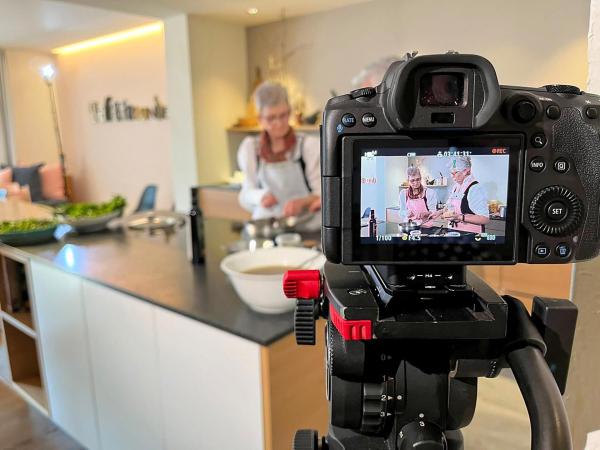 Bild 1 von 9: Im Bild: Inge Daberer und Sissy Sonnleitner beim Kochen.