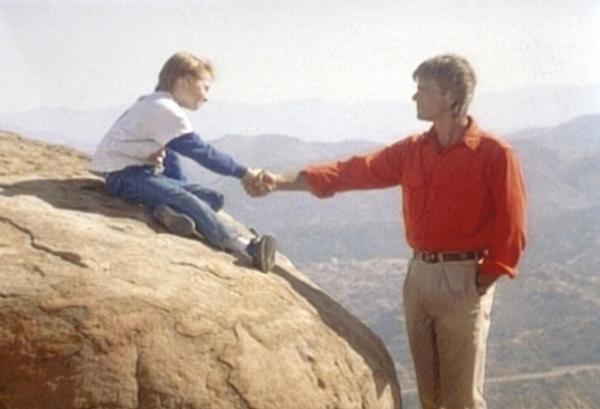 Bild 1 von 11: MacGyver (Richard Dean Anderson, r.) macht die Bekanntschaft von dem kleinen Darin Cooper (Danny Cooksey, l.).