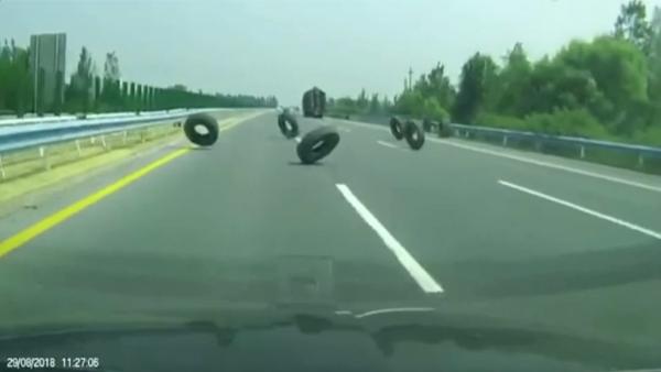 Bild 1 von 3: Ein besonders gefährliches Verkehrshindernis sind herumfliegende Gegenstände auf der Autobahn.