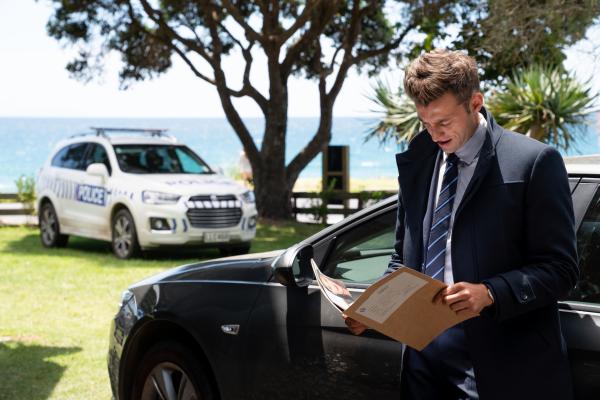 Bild 1 von 6: Jessicas Kollege Detective Sergeant Justin Harding (Ido Drent) versucht, der verschwundenen jungen Backpackerin auf die Spur zu kommen.
