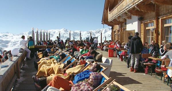 Bild 1 von 10: Gipfel, weit über 3.000 Meter hoch. Strahlend weiße Hänge. Alpine Natur. Und mittendrin eine Bevölkerung, die über Jahrhunderte gelernt hat, mit und von den Bergen zu leben. So präsentiert sich das Tiroler Zillertal in den österreichischen Alpen. Schnee ist hier der Dreh- und Angelpunkt für alles Leben. Er prägt den Lauf der Natur genauso wie den Alltag der Menschen. Im Bild: Kristallhütte.