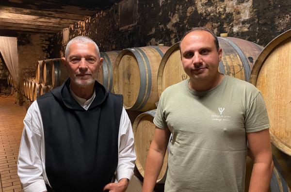 Bild 1 von 4: Frère Marie (li.) und Önologe Hugo Millet (re.) im Weinkeller der Abtei Notre-Dame de Lérins auf der Île Saint-Honorat, die vor Cannes liegt
