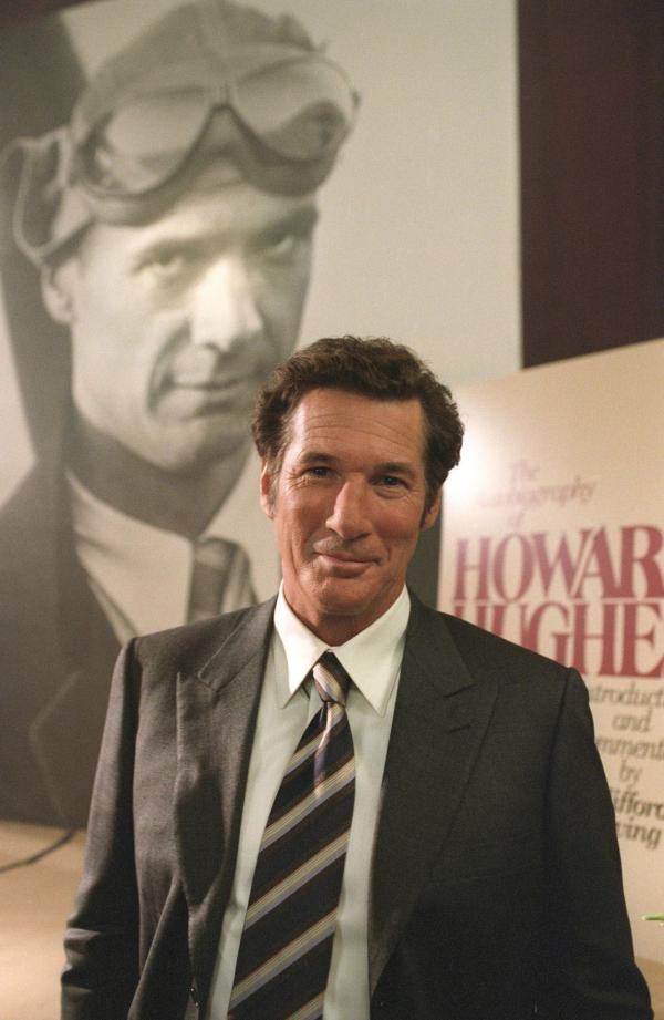 Bild 1 von 8: Der Schriftsteller Clifford Irving (Richard Gere) gibt vor, in persönlicher Zusammenarbeit mit dem ebenso legendären wie exzentrischen Milliardär Howard Hughes dessen Autobiographie zu verfassen - Ein Skandal nimmt seinen Lauf ...