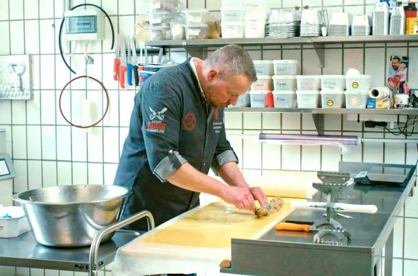 Bild 1 von 4: Metzgermeister Olli Häcker nennt sich selbst den Maultaschenkönig und macht echte schwäbische Maultaschen mit besten Zutaten und viel Liebe zum Handwerk.