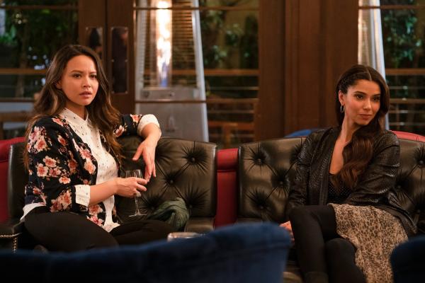 Bild 1 von 2: Die Klatsch-Reporterin Valeria Castillo (Roselyn Sanchez, r.) weiht Lucy Chen (Melissa O?Neil, l.) in ein Verbrechen ein, das sie aufgedeckt hat.