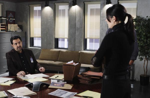 Bild 1 von 6: Versuchen alles um einen Serientäter zur Strecke zu bringen: Rossi (Joe Mantegna, l.) und Prentiss (Paget Brewster, r.) ...