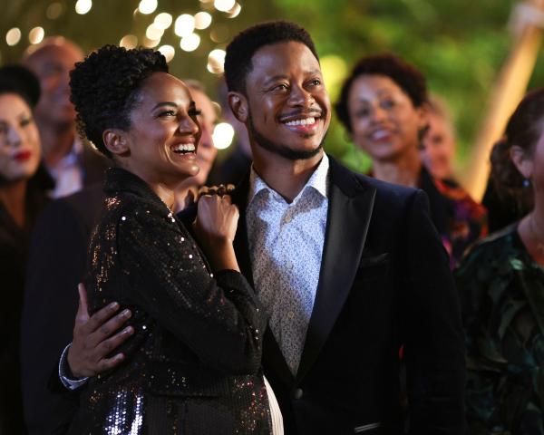 Bild 1 von 3: Bei einer großen Feier geben sich Harper (Mekia Cox) und James (Arjay Smith) ein Versprechen fürs Leben.