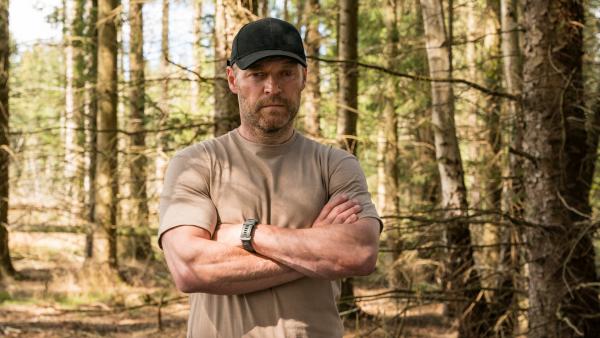 Bild 1 von 5: Niels Oxen (Jacob Lohmann) kehrt in sein Zeltlager im Wald zurück.