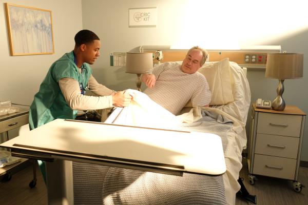 Bild 1 von 3: Krankenpfleger Gino Brown (Cameron J. Armstrong, l.) versorgt den Patienten Cambis Borrin (John Billingsley, r.).
