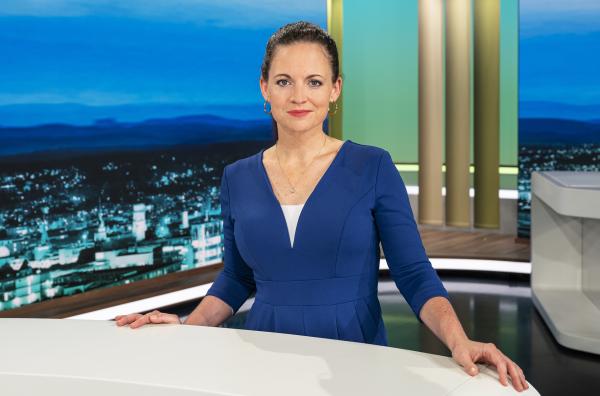 Bild 1 von 3: Das Politikmagazin fürs Land, jew. donnerstags um 20.15 Uhr im SWR Fernsehen (BW).  Moderatorin Alexandra Gondorf in der Mainstage.