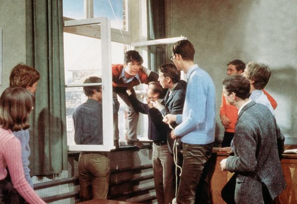 Bild 1 von 1: Pepe Nietnagel (Hansi Kraus, auf der Fensterbank) und seine Klassenkameraden spielen ihrem Lateinlehrer einen Streich.