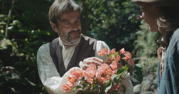 Bild 1 von 13: Botanische Entdeckungen: Philibert Commerson (Bruno Forget) mit der Pflanze Bougainvillea.