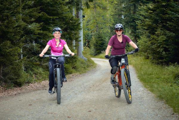 Bild 1 von 15: Im Bild: Silvia Schneider und Ines Buchgeher beim Biken.