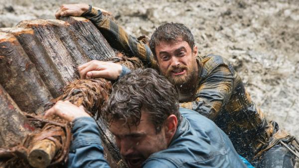 Bild 1 von 15: Das Floß von Yossi (Daniel Radcliffe, r.) und Kevin (Alex Russell, l.) läuft bei starker Strömung auf einem Felsen auf.